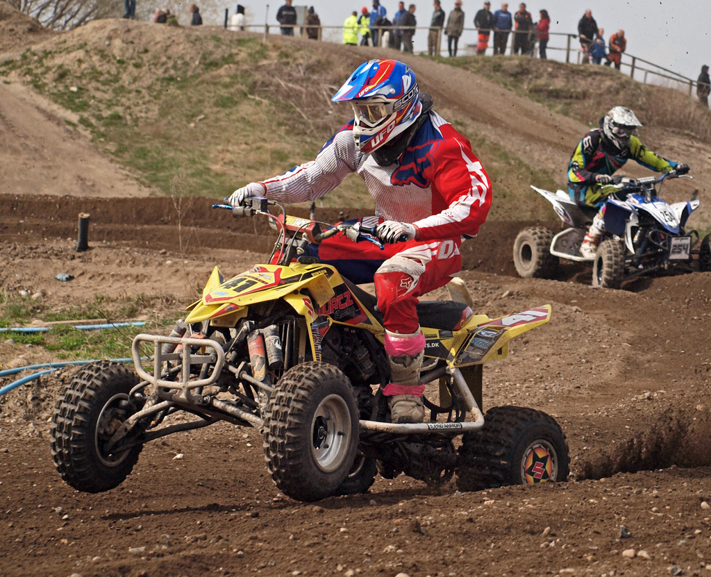 Det ujævne underlag tapper konkurrencekræfterne i Quad Motocross.
(Foto: Åge Keseler Kirketerp)